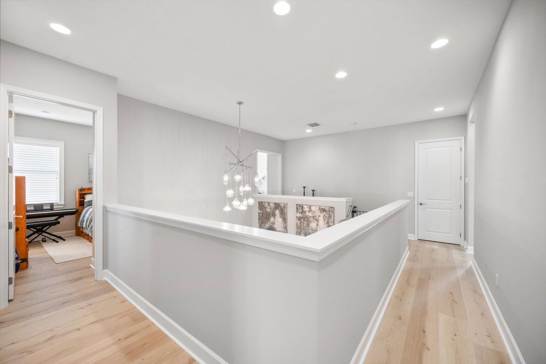 合同活跃: $899,999 (6 贝兹, 5 浴室, 4102 平方英尺)