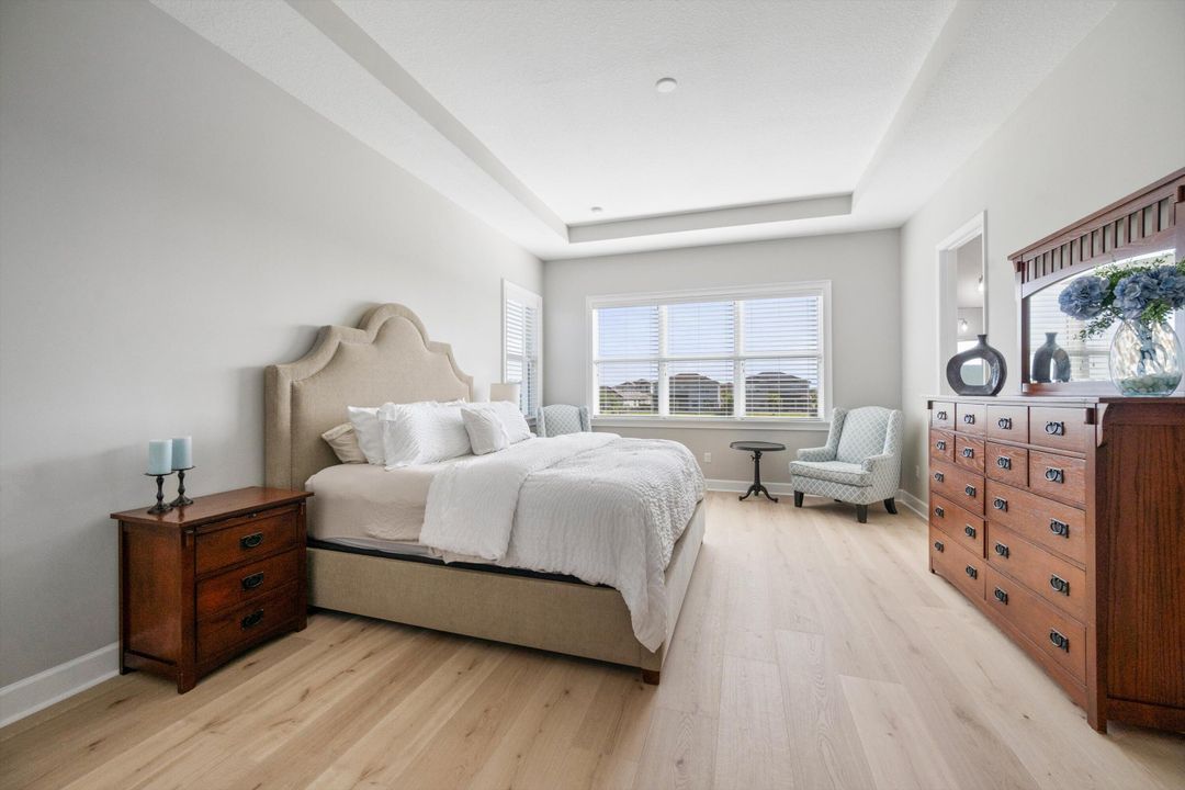 合同活跃: $899,999 (6 贝兹, 5 浴室, 4102 平方英尺)