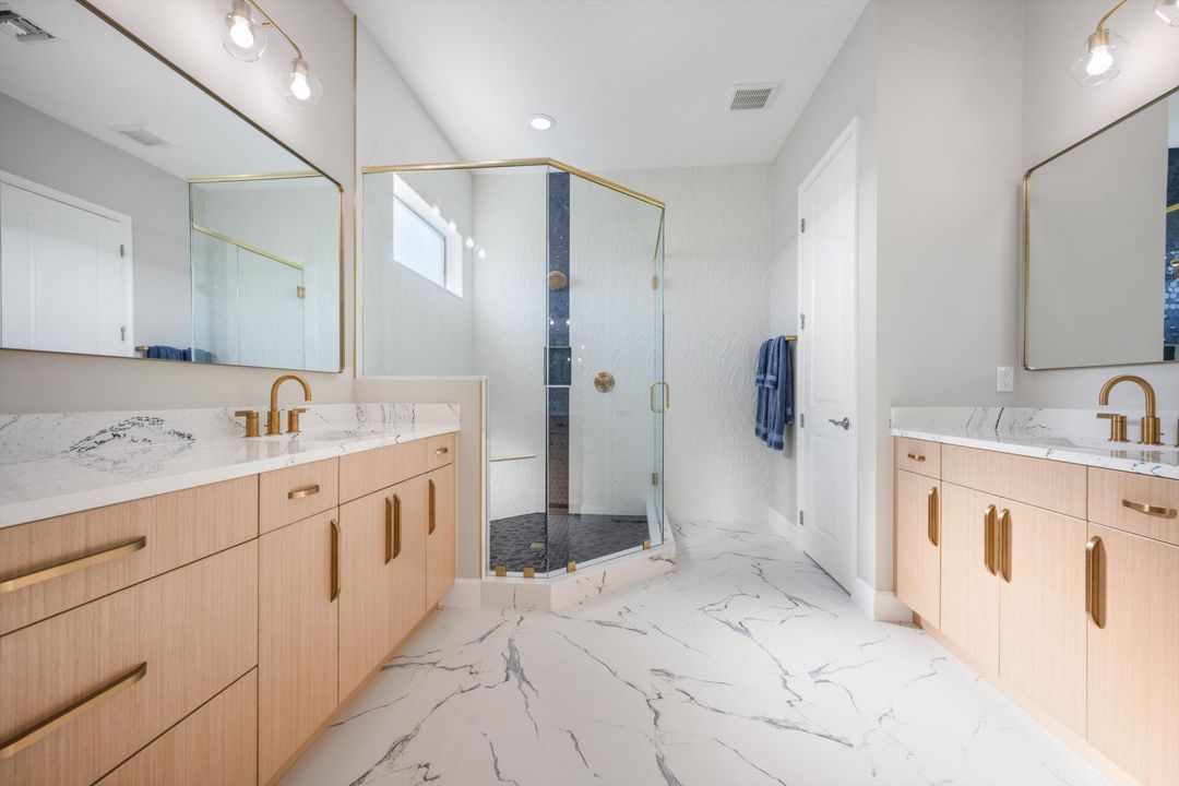 合同活跃: $899,999 (6 贝兹, 5 浴室, 4102 平方英尺)