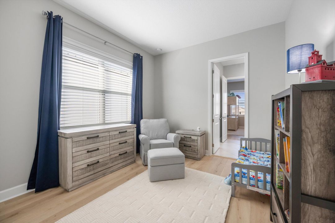 合同活跃: $899,999 (6 贝兹, 5 浴室, 4102 平方英尺)