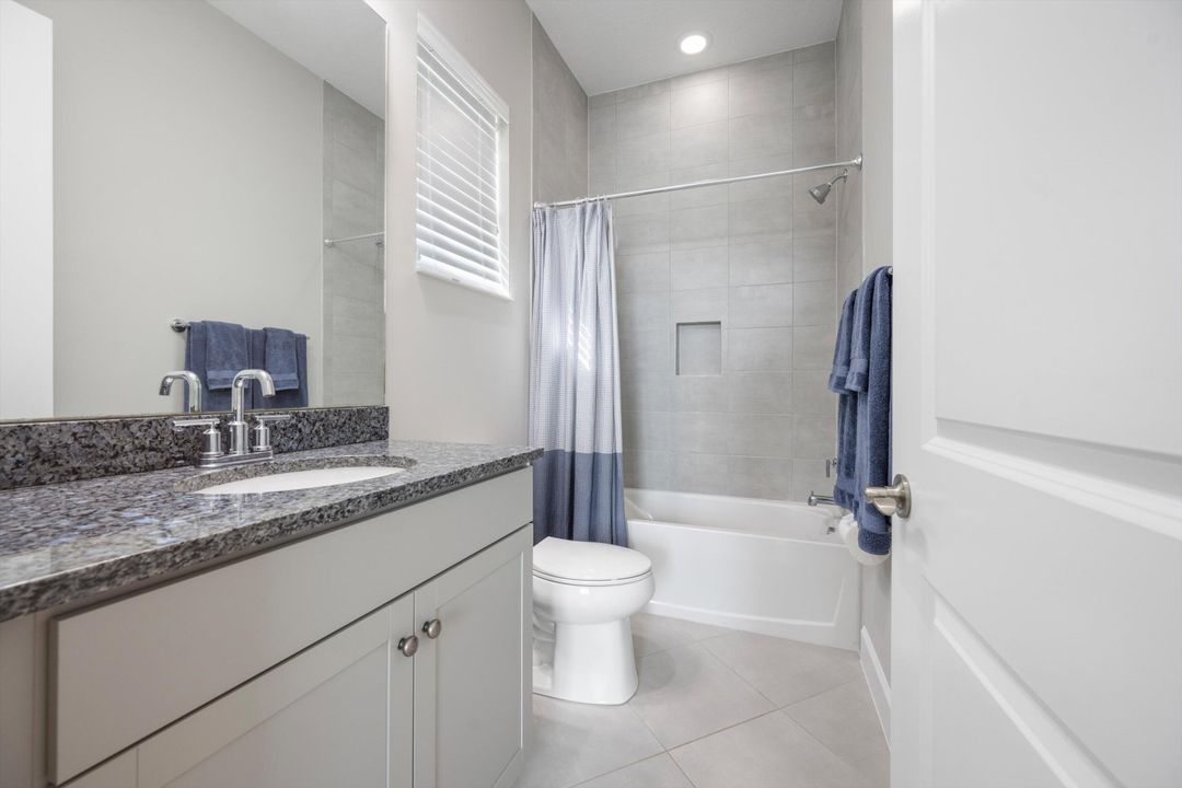 合同活跃: $899,999 (6 贝兹, 5 浴室, 4102 平方英尺)