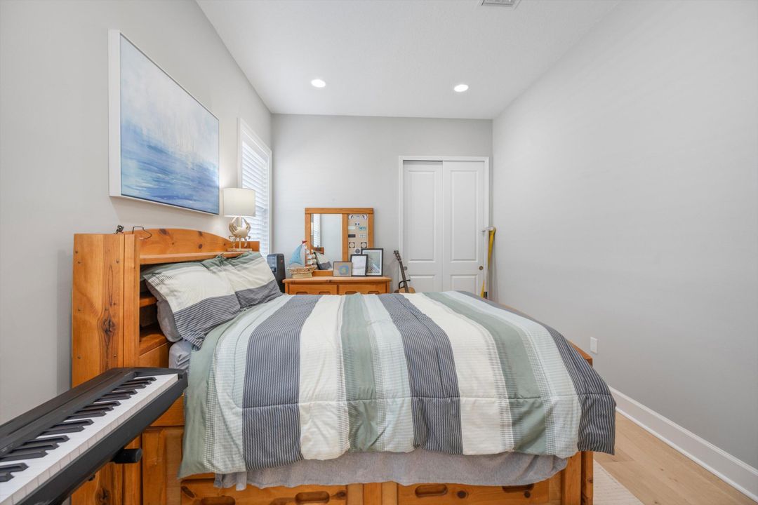 合同活跃: $899,999 (6 贝兹, 5 浴室, 4102 平方英尺)