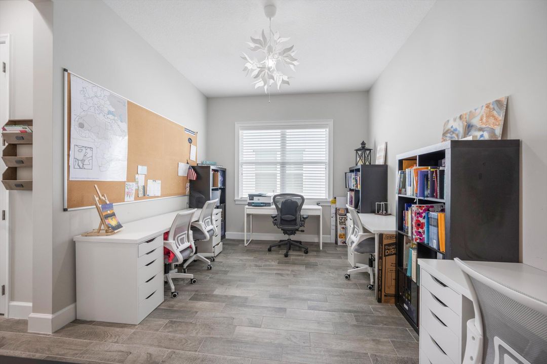 合同活跃: $899,999 (6 贝兹, 5 浴室, 4102 平方英尺)