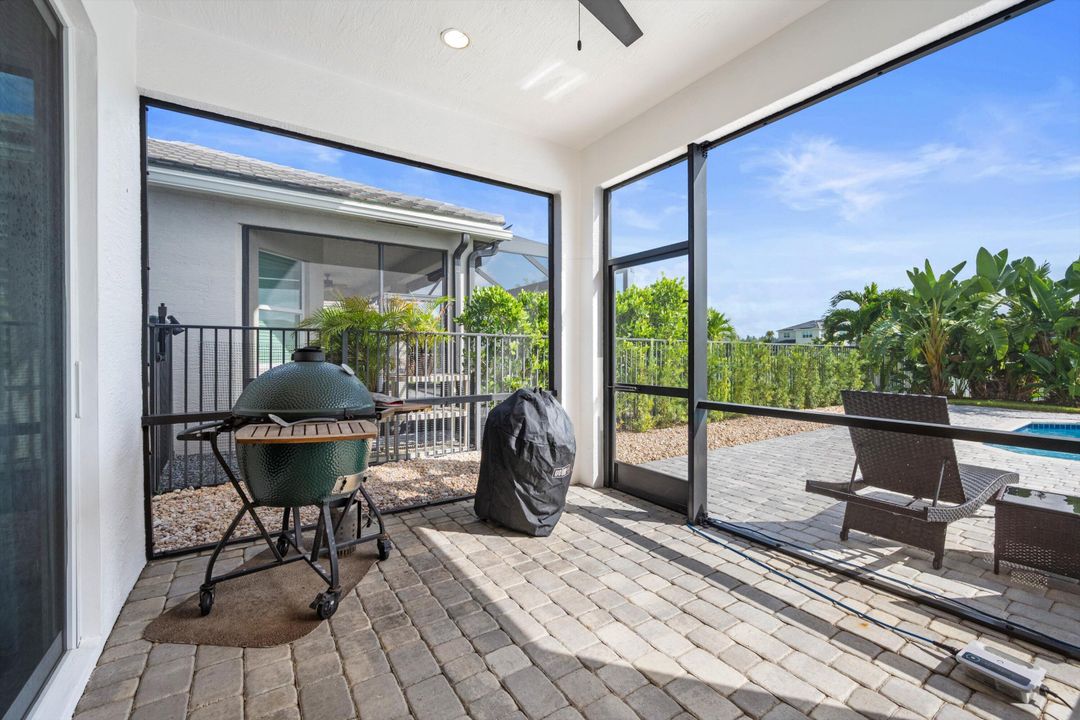 合同活跃: $899,999 (6 贝兹, 5 浴室, 4102 平方英尺)