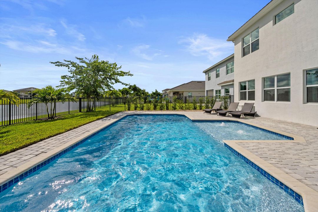 合同活跃: $899,999 (6 贝兹, 5 浴室, 4102 平方英尺)