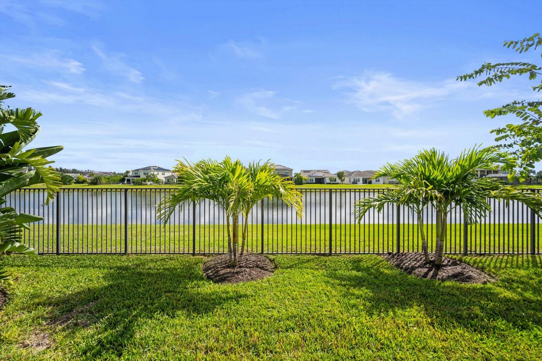 合同活跃: $899,999 (6 贝兹, 5 浴室, 4102 平方英尺)