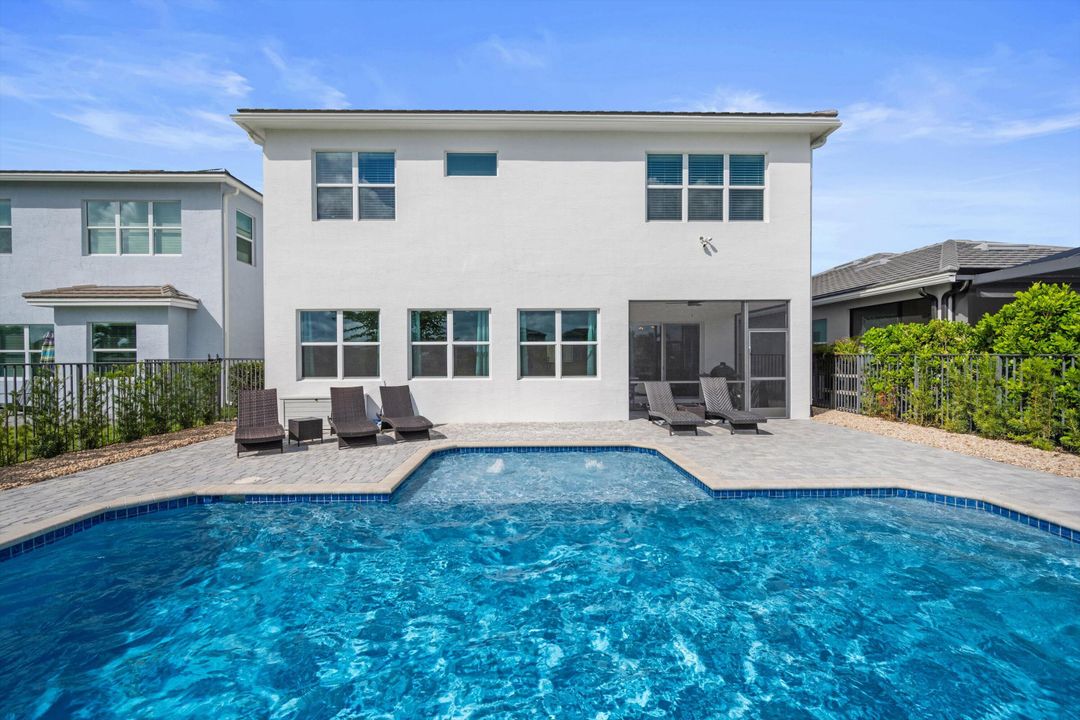 合同活跃: $899,999 (6 贝兹, 5 浴室, 4102 平方英尺)