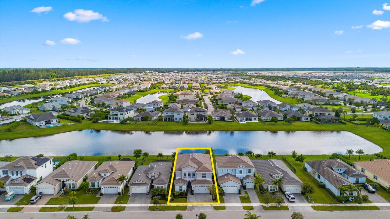 合同活跃: $899,999 (6 贝兹, 5 浴室, 4102 平方英尺)