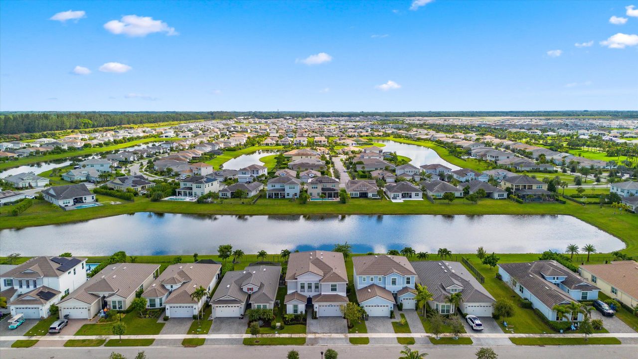 合同活跃: $899,999 (6 贝兹, 5 浴室, 4102 平方英尺)