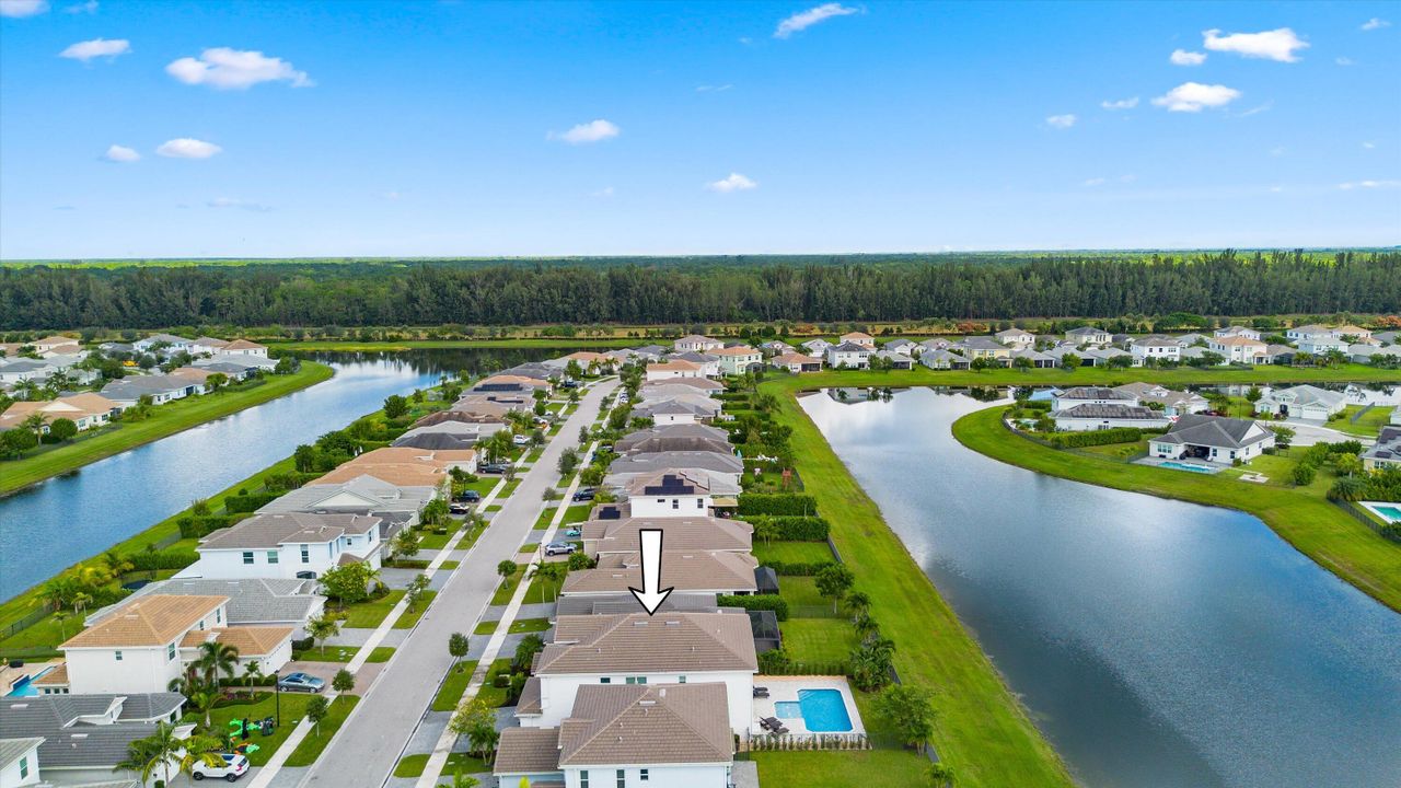 合同活跃: $899,999 (6 贝兹, 5 浴室, 4102 平方英尺)