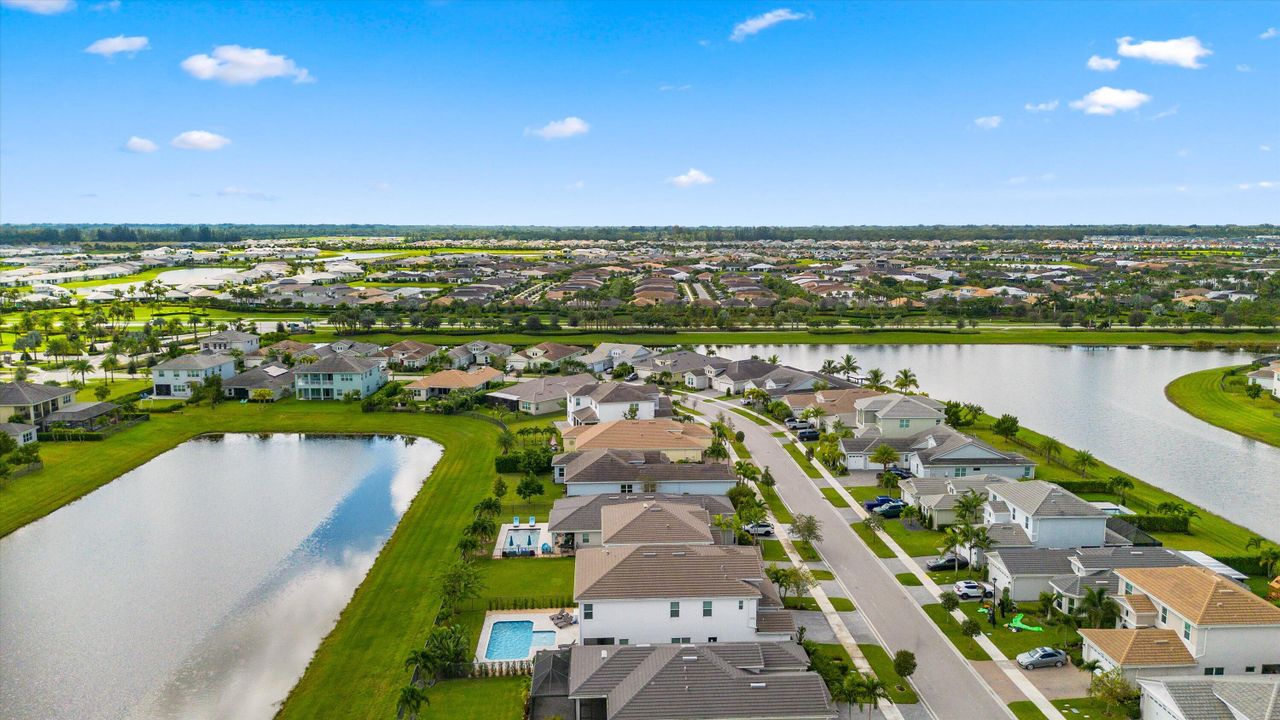 合同活跃: $899,999 (6 贝兹, 5 浴室, 4102 平方英尺)