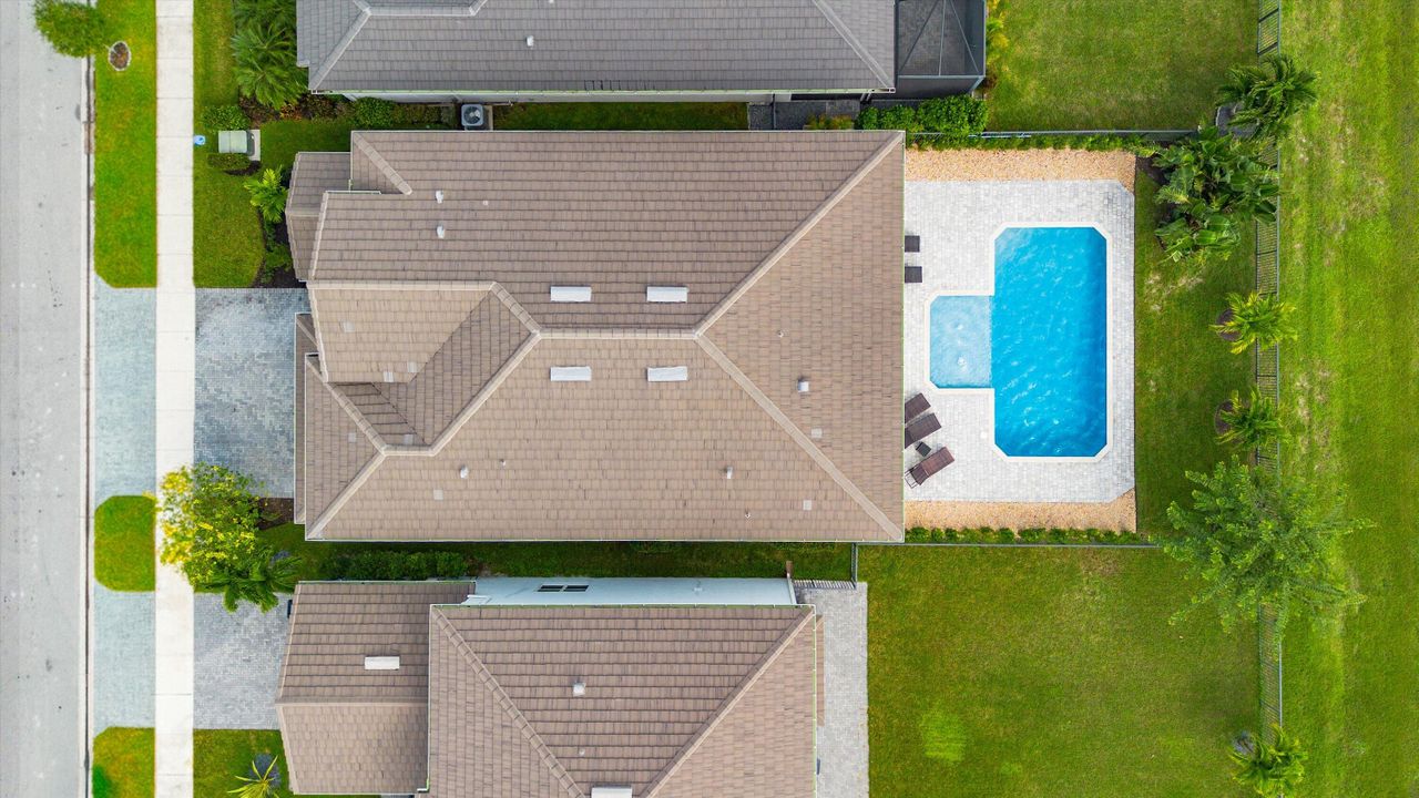 合同活跃: $899,999 (6 贝兹, 5 浴室, 4102 平方英尺)