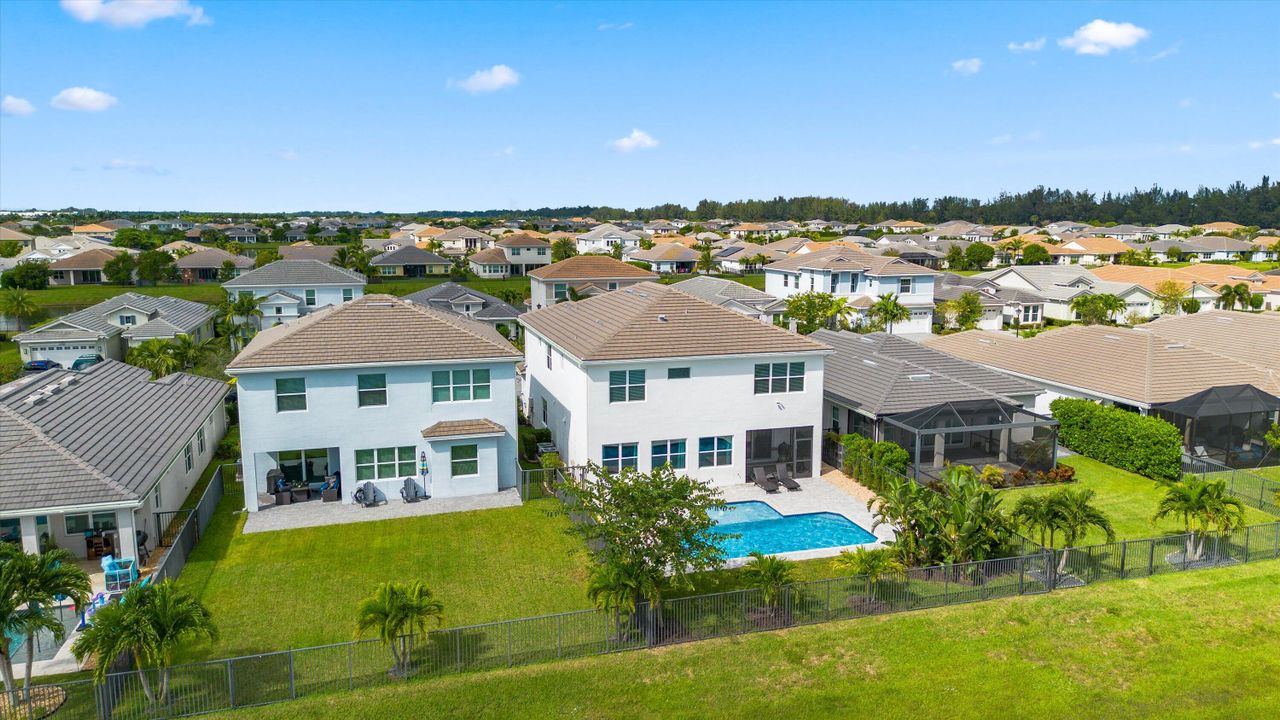 合同活跃: $899,999 (6 贝兹, 5 浴室, 4102 平方英尺)