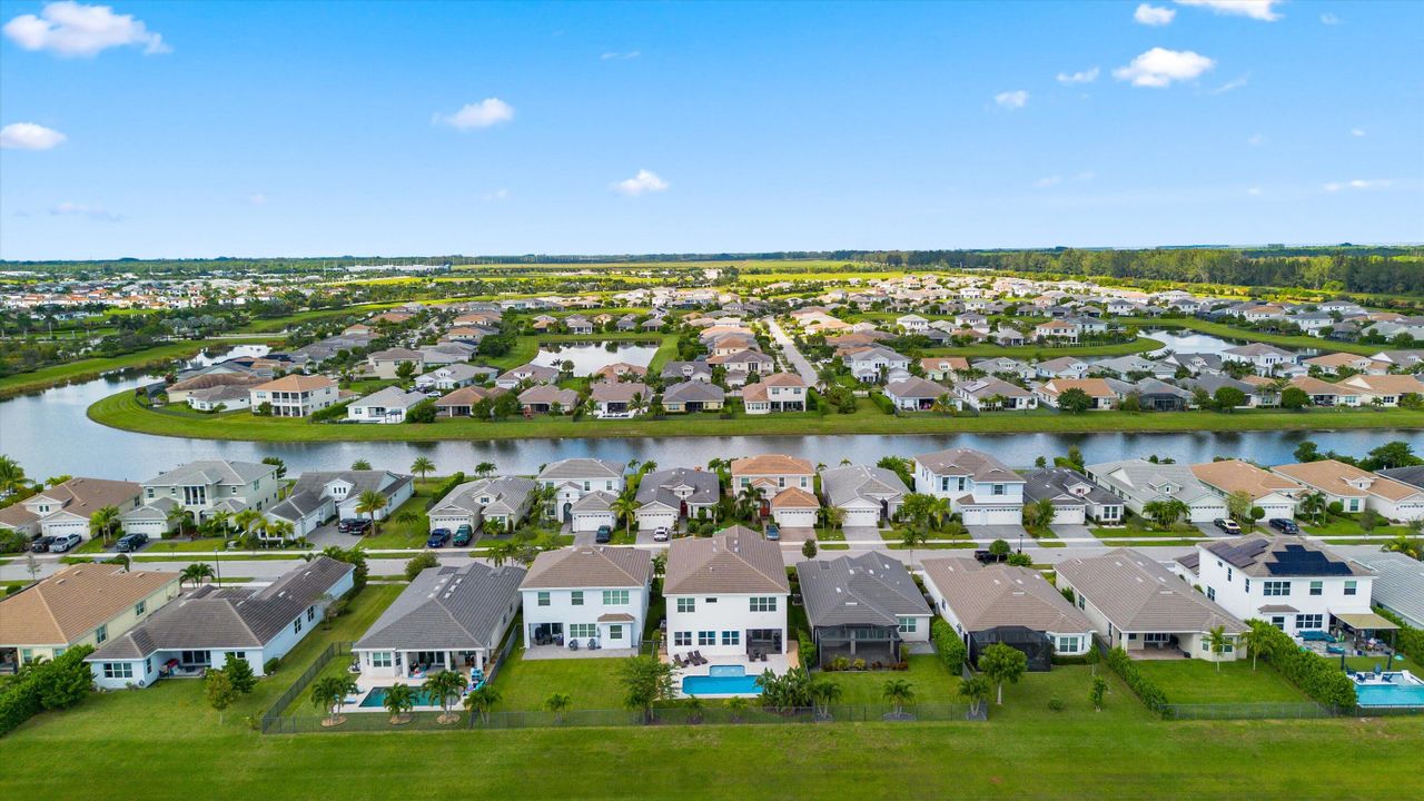 合同活跃: $899,999 (6 贝兹, 5 浴室, 4102 平方英尺)