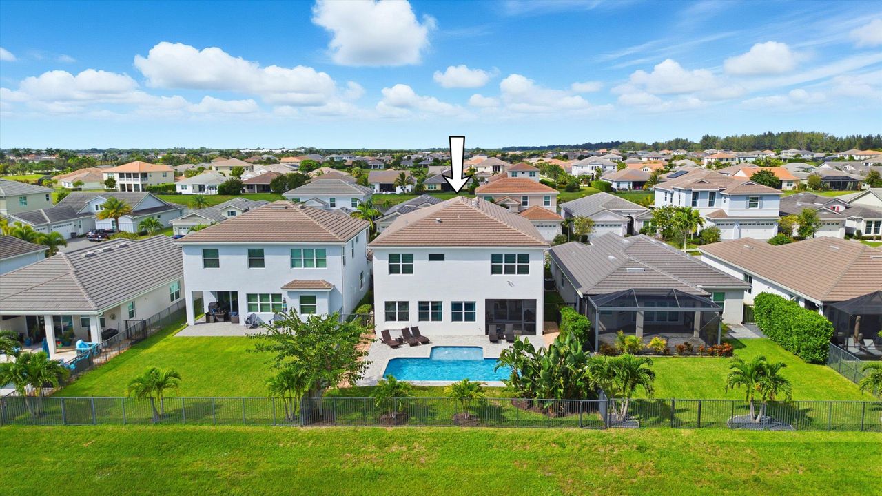 合同活跃: $899,999 (6 贝兹, 5 浴室, 4102 平方英尺)