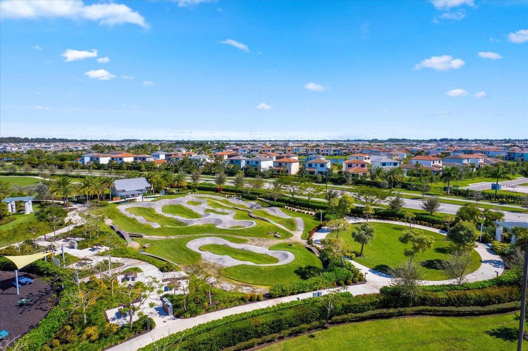 合同活跃: $899,999 (6 贝兹, 5 浴室, 4102 平方英尺)