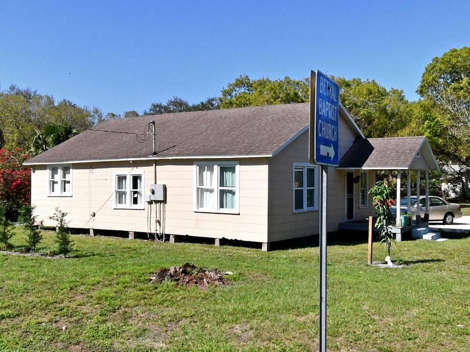 For Sale: $245,000 (2 beds, 1 baths, 1140 Square Feet)