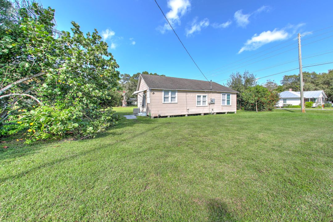 For Sale: $245,000 (2 beds, 1 baths, 1140 Square Feet)