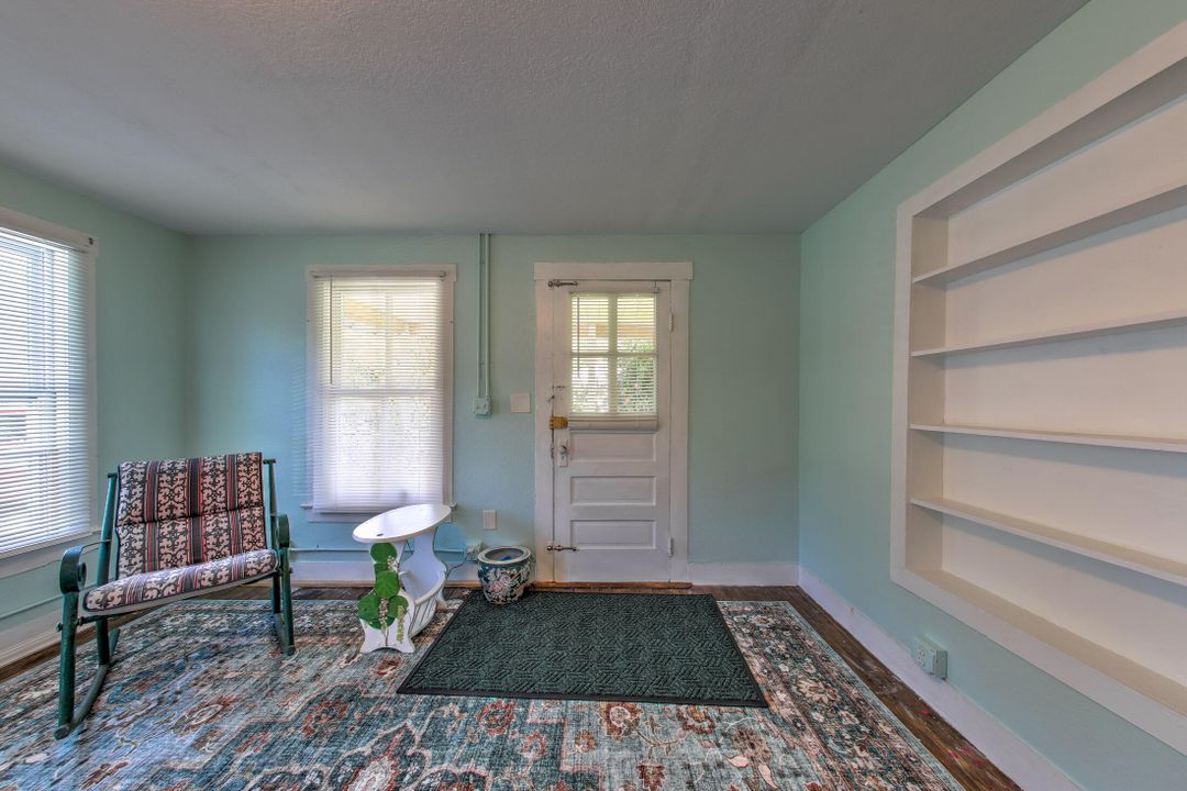 For Sale: $245,000 (2 beds, 1 baths, 1140 Square Feet)