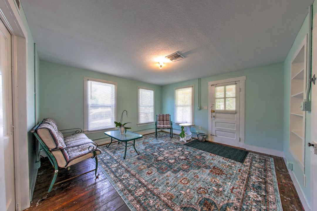 For Sale: $245,000 (2 beds, 1 baths, 1140 Square Feet)