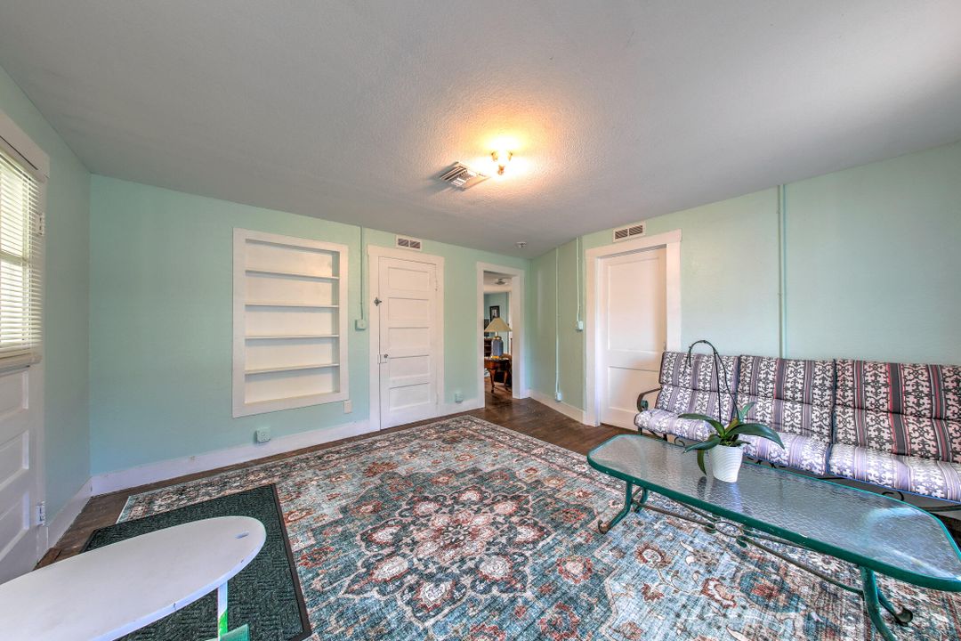 For Sale: $245,000 (2 beds, 1 baths, 1140 Square Feet)