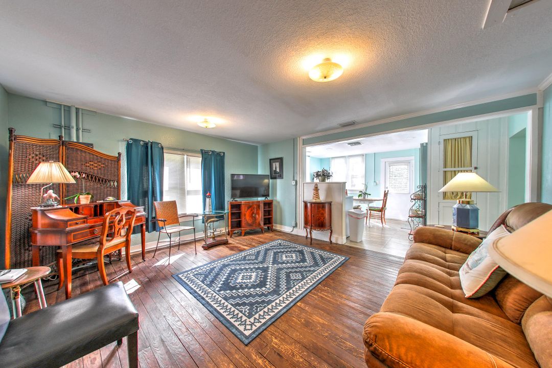 For Sale: $245,000 (2 beds, 1 baths, 1140 Square Feet)