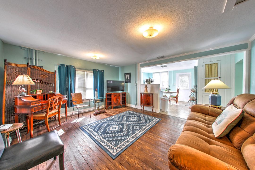 For Sale: $245,000 (2 beds, 1 baths, 1140 Square Feet)