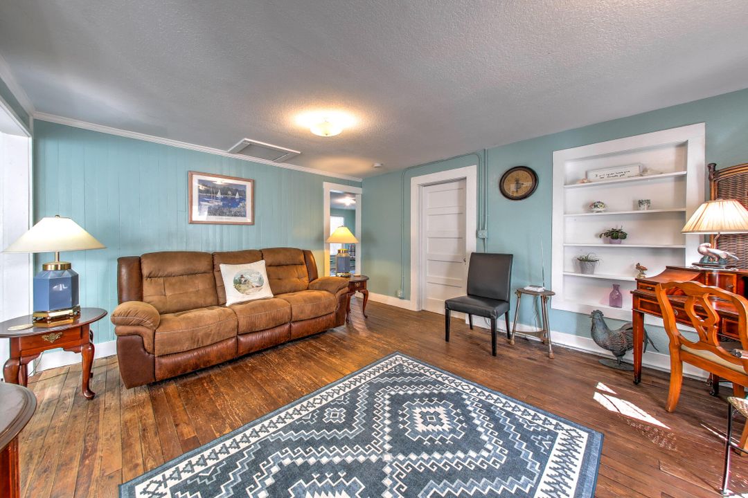 For Sale: $245,000 (2 beds, 1 baths, 1140 Square Feet)