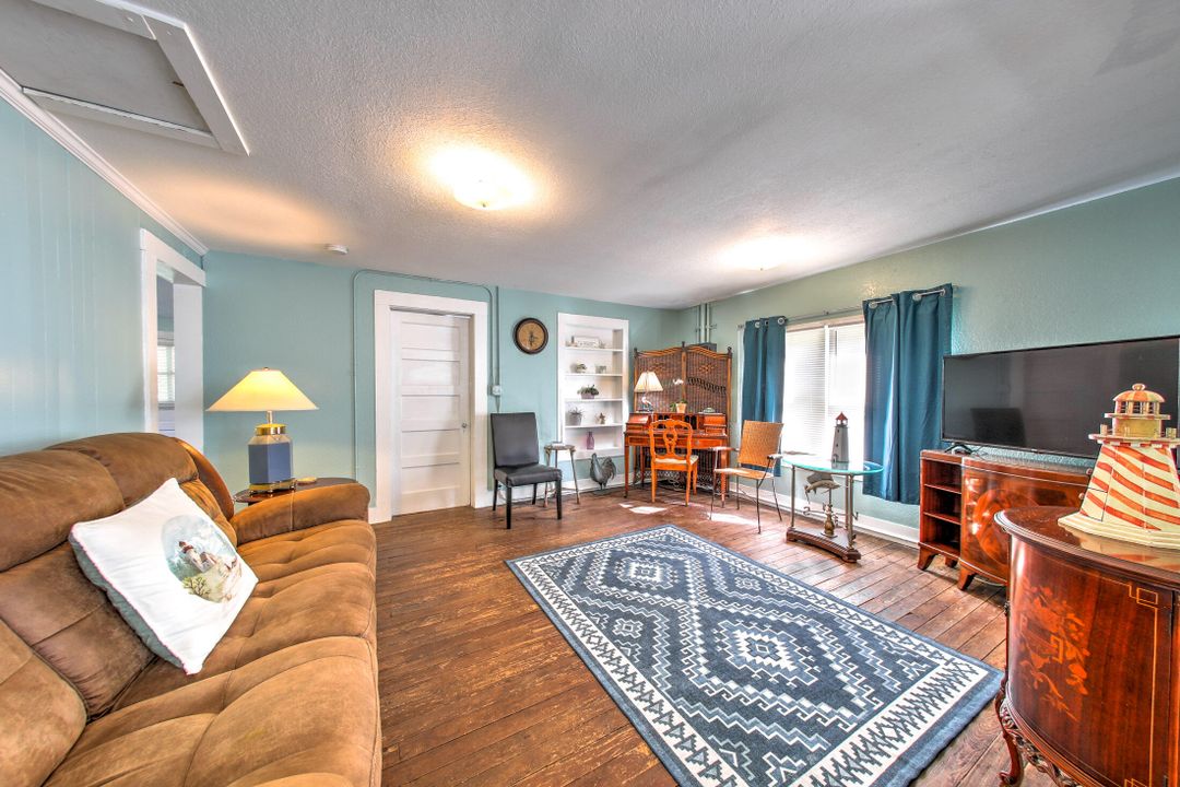 For Sale: $245,000 (2 beds, 1 baths, 1140 Square Feet)