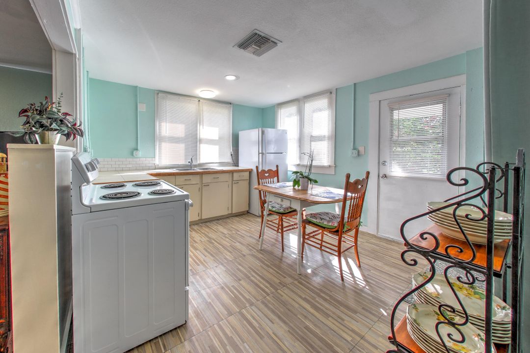 For Sale: $245,000 (2 beds, 1 baths, 1140 Square Feet)