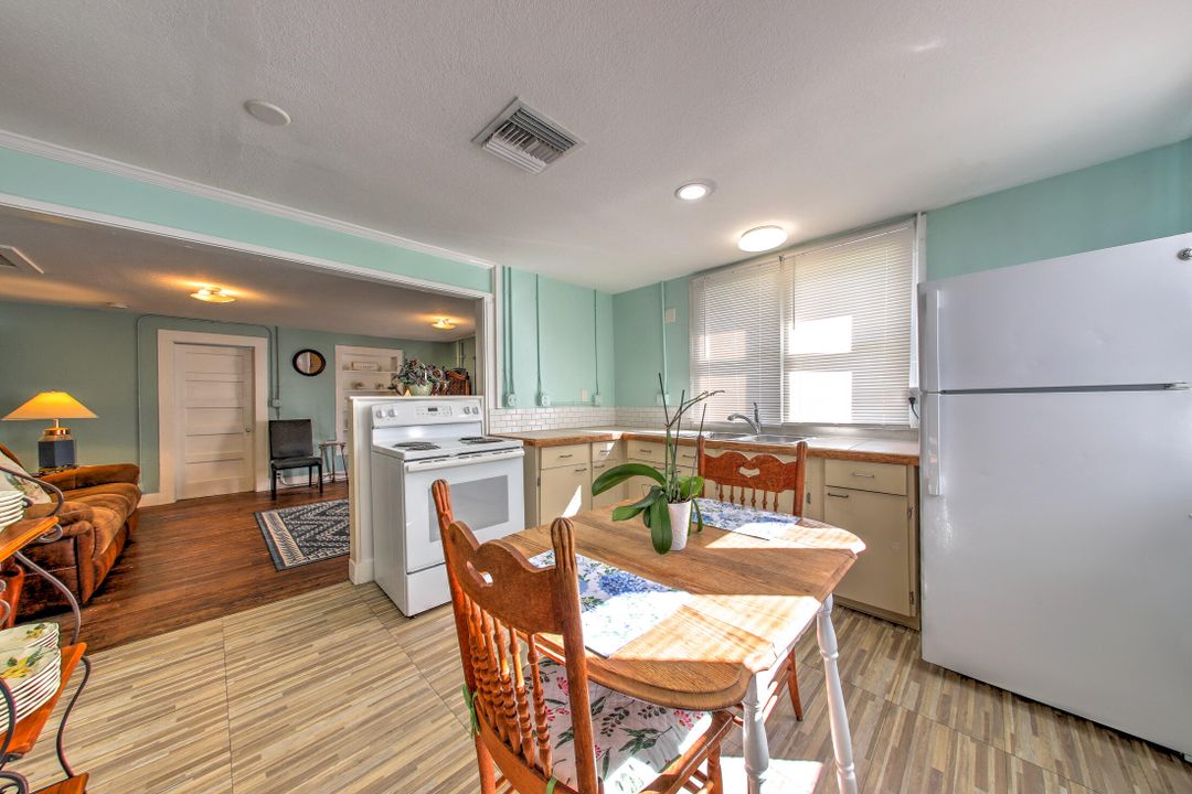 For Sale: $245,000 (2 beds, 1 baths, 1140 Square Feet)