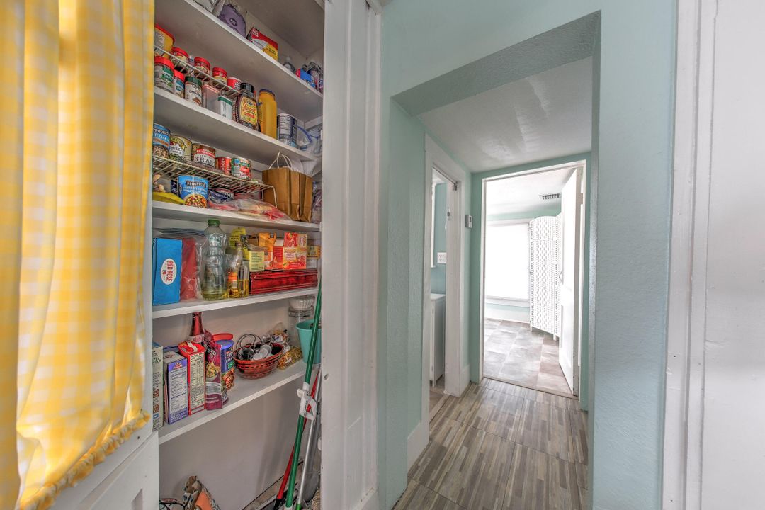 For Sale: $245,000 (2 beds, 1 baths, 1140 Square Feet)