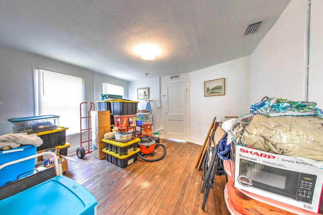 For Sale: $245,000 (2 beds, 1 baths, 1140 Square Feet)