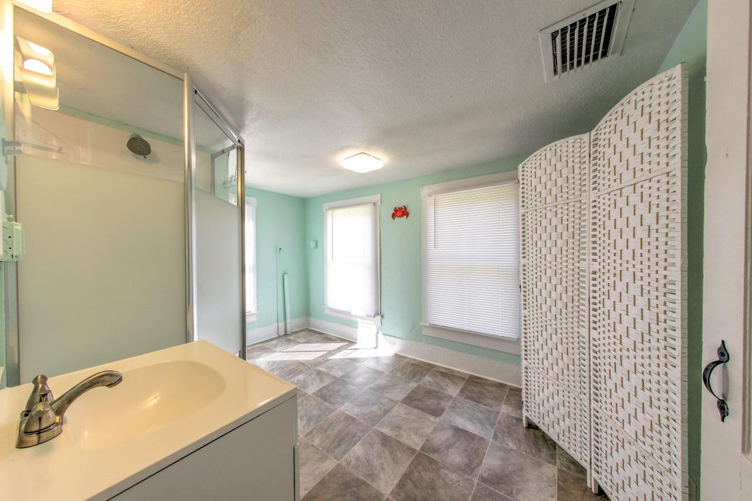 For Sale: $245,000 (2 beds, 1 baths, 1140 Square Feet)