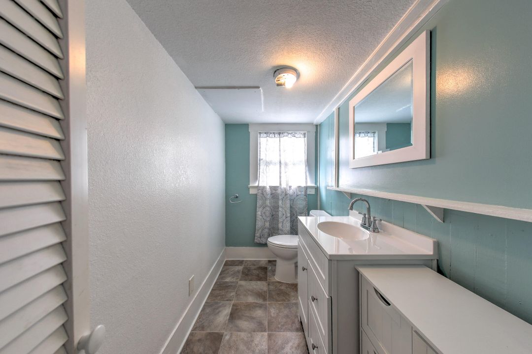 For Sale: $245,000 (2 beds, 1 baths, 1140 Square Feet)