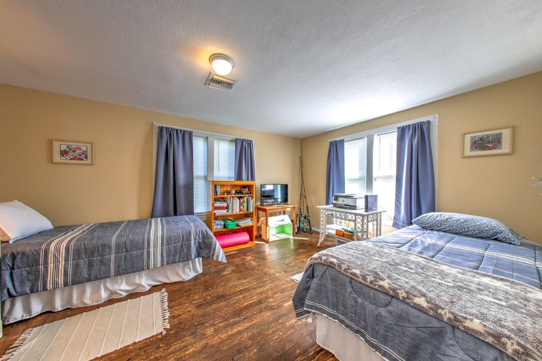 For Sale: $245,000 (2 beds, 1 baths, 1140 Square Feet)