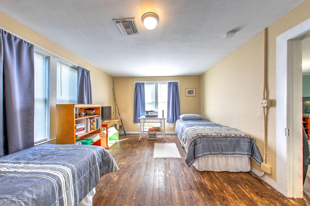 For Sale: $245,000 (2 beds, 1 baths, 1140 Square Feet)