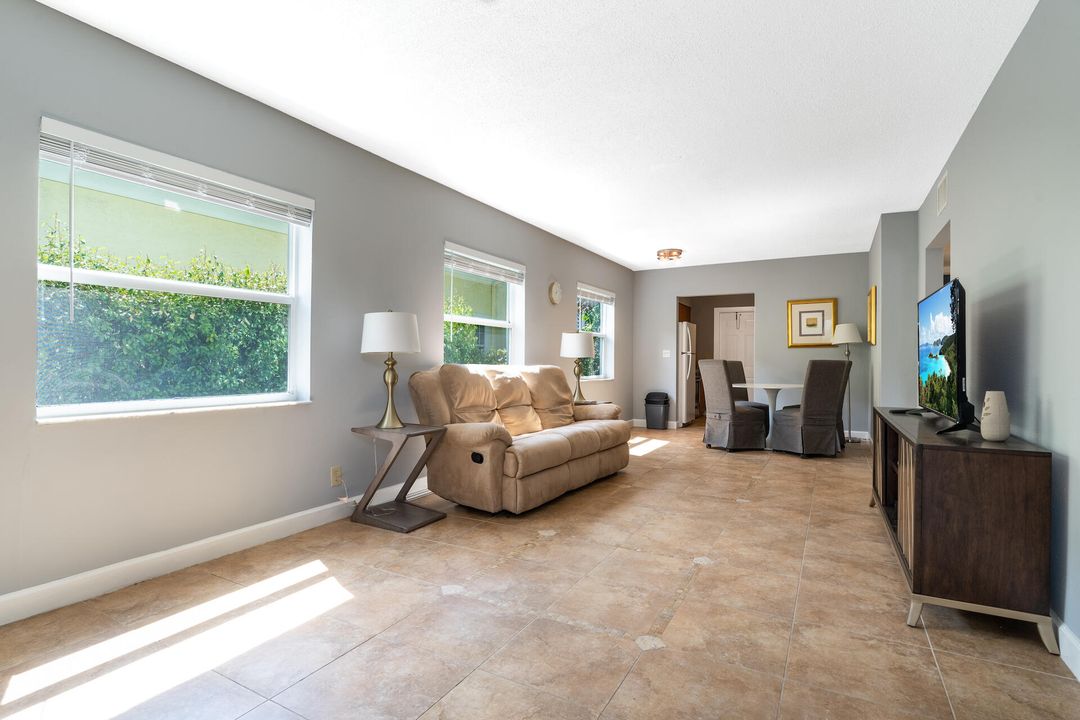 For Rent: $1,700 (2 beds, 1 baths, 842 Square Feet)