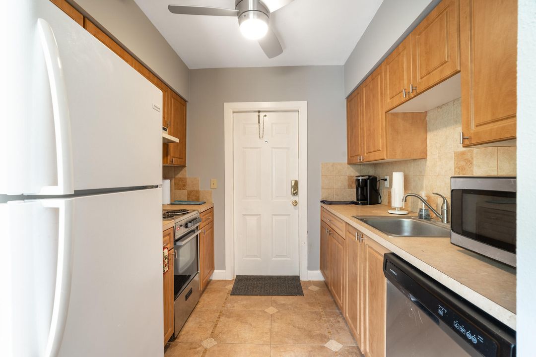 For Rent: $1,700 (2 beds, 1 baths, 842 Square Feet)