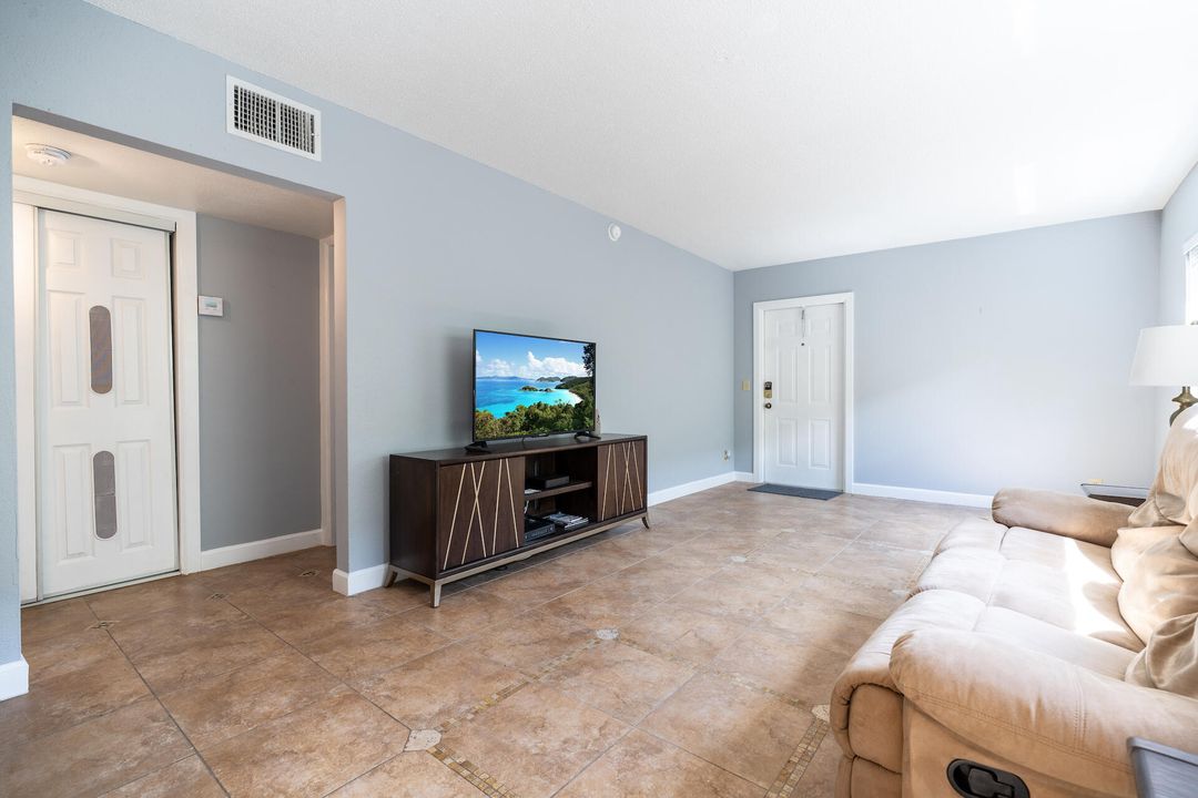 For Rent: $1,700 (2 beds, 1 baths, 842 Square Feet)