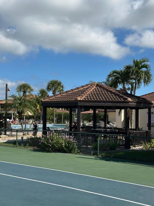 For Sale: $155,000 (1 beds, 1 baths, 697 Square Feet)