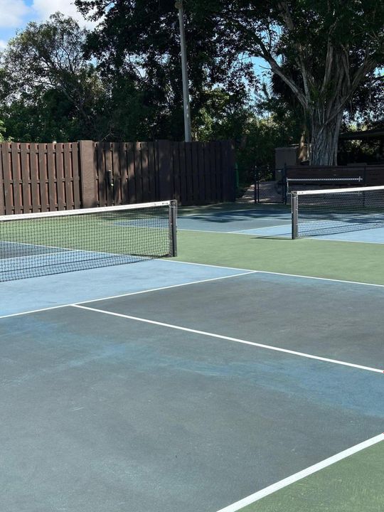 For Sale: $155,000 (1 beds, 1 baths, 697 Square Feet)