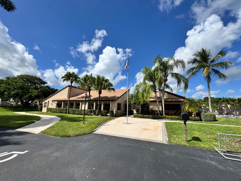 Active With Contract: $225,000 (2 beds, 2 baths, 1127 Square Feet)