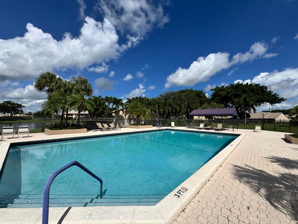 Active With Contract: $225,000 (2 beds, 2 baths, 1127 Square Feet)