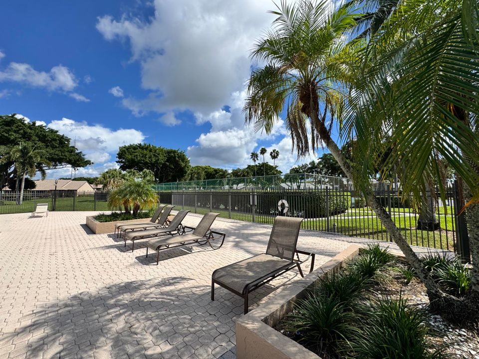 Active With Contract: $225,000 (2 beds, 2 baths, 1127 Square Feet)