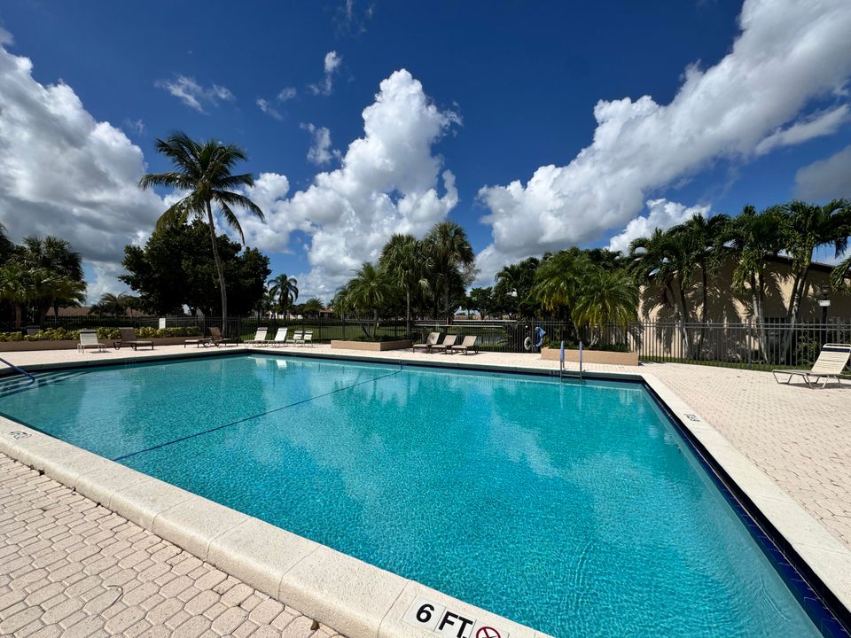 Active With Contract: $225,000 (2 beds, 2 baths, 1127 Square Feet)