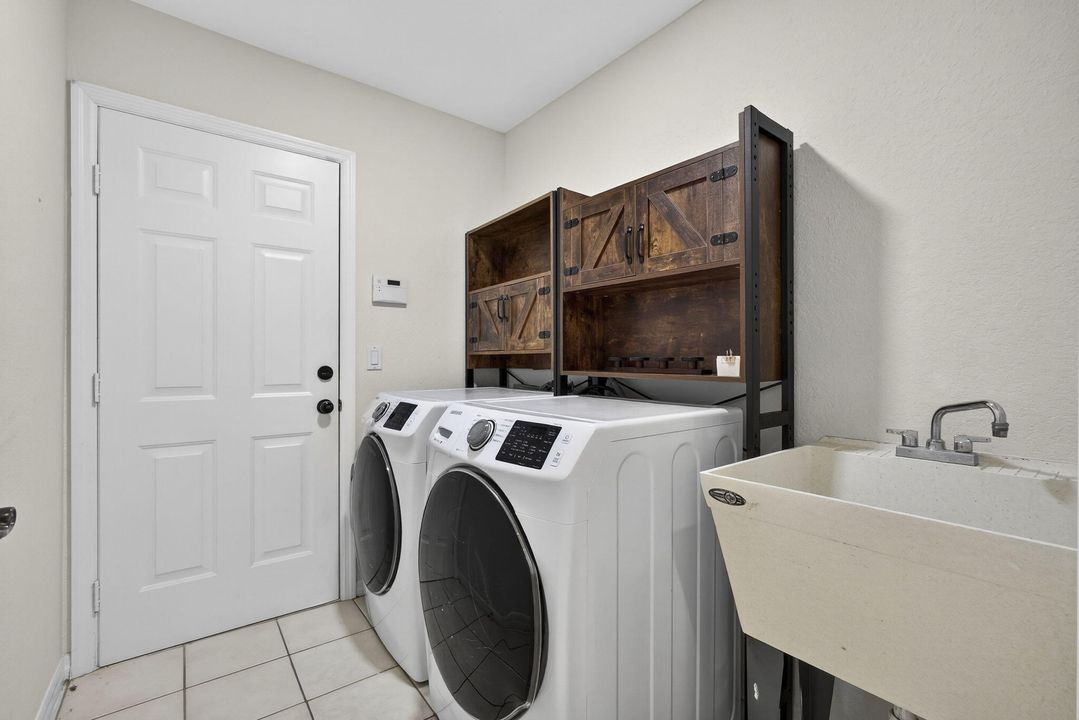 For Rent: $3,300 (3 beds, 2 baths, 2041 Square Feet)