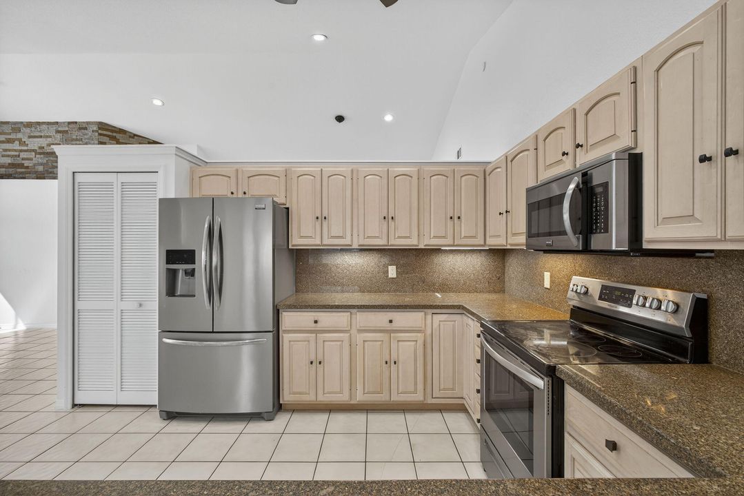 For Rent: $3,300 (3 beds, 2 baths, 2041 Square Feet)