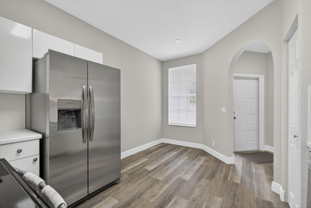 合同活跃: $359,900 (3 贝兹, 2 浴室, 1400 平方英尺)