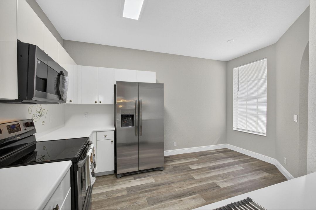 合同活跃: $359,900 (3 贝兹, 2 浴室, 1400 平方英尺)